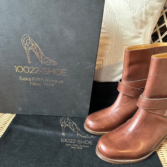 10022-SHOE SAKS FIFTH AVENUE BROWN LEATHER SHORT BUCKLE BOOTS - Picture 7 of 7